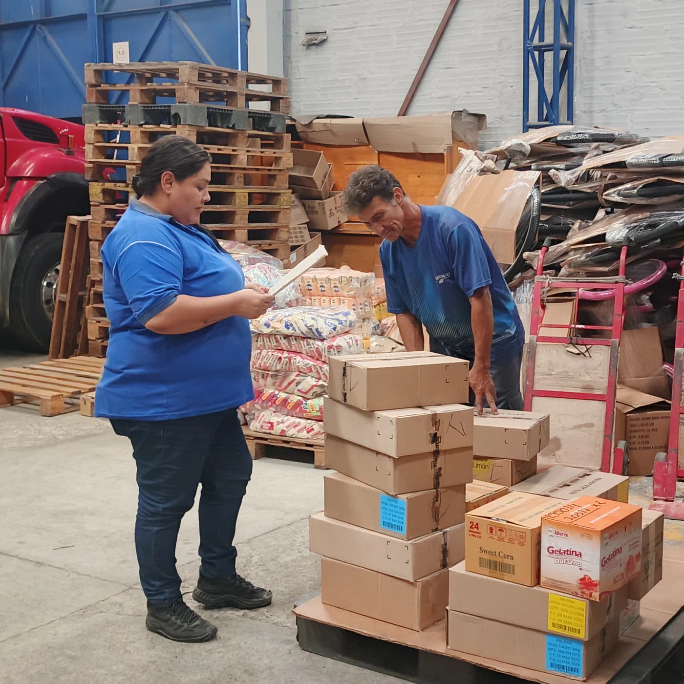 Equipo de SOTRAL realizando control de calidad de mercancía